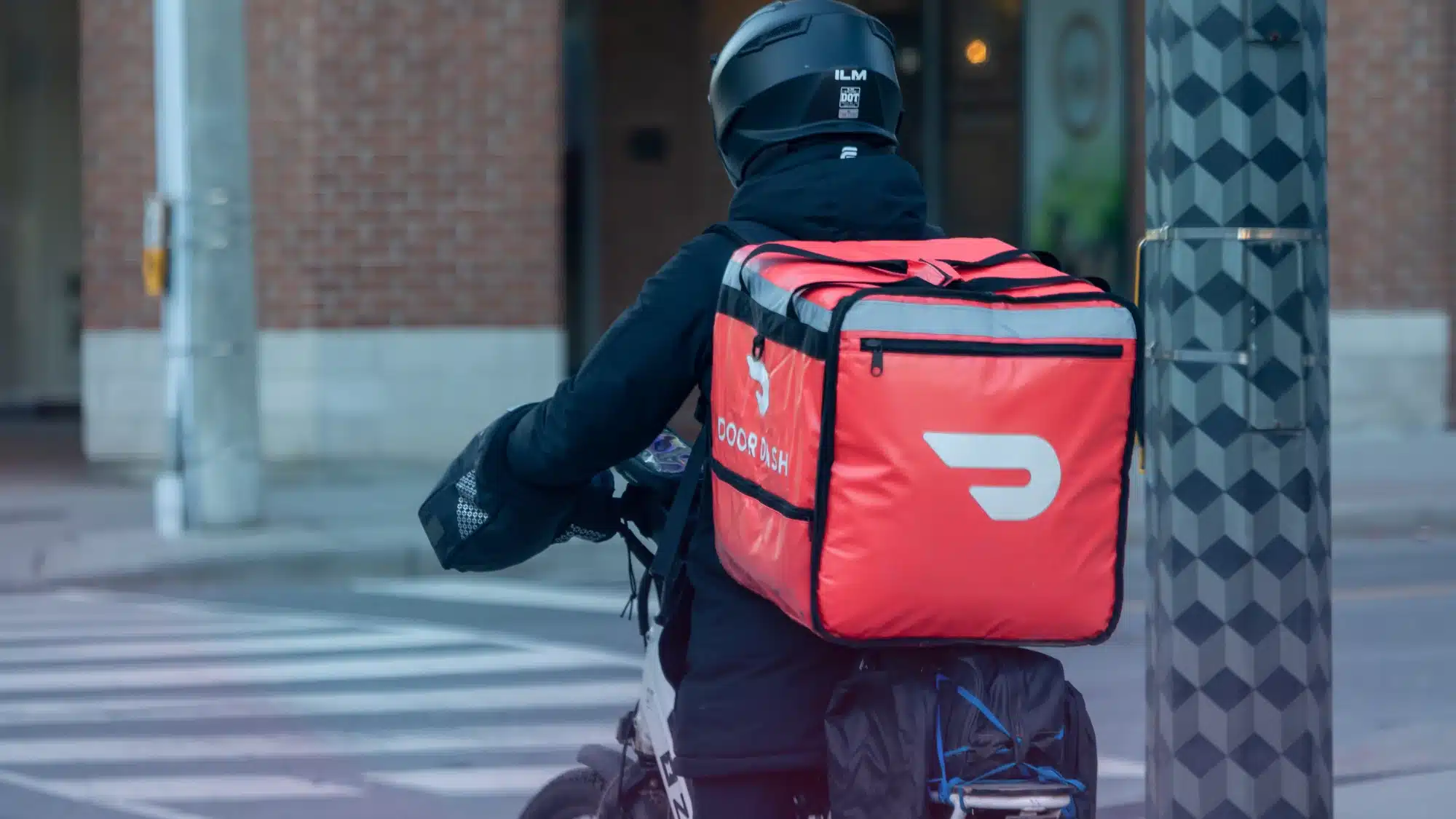 Alcohol delivery service through DoorDash in New London CT showing beer wine and spirits being delivered from participating restaurants and retail stores